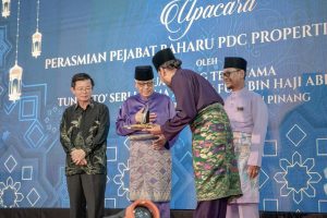 Tuan Yang Terutama Tun Dato’ Seri Utama Ahmad Fuzi Bin Haji Abdul Razak bersama KM Pulau Pinang dan CEO PDC Properties